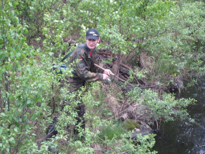 Kalastaminen ei ole aina helppoa, kuten kuvastakin näkee. Kuusamossa silti sielu lepää, vaikka aina ei tulisi kalaakaan. Teemu Räntilä vuonna 2014 Kuusamossa.